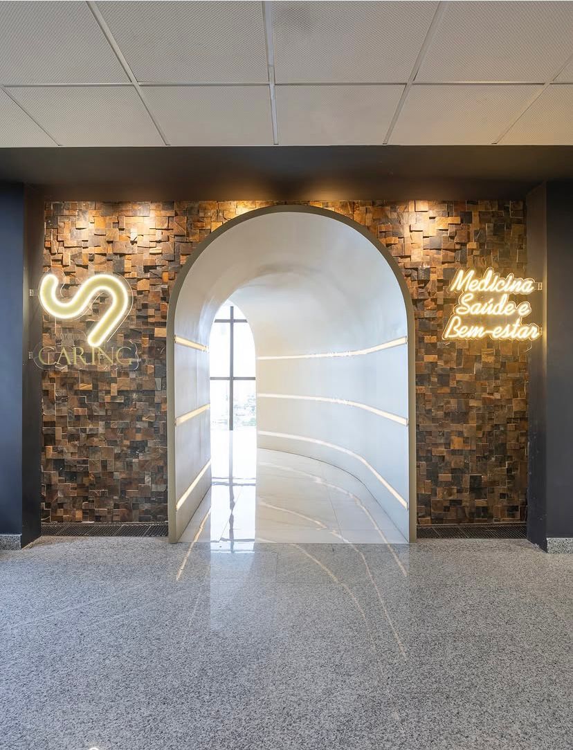 Entrada comercial com portal curvo iluminado